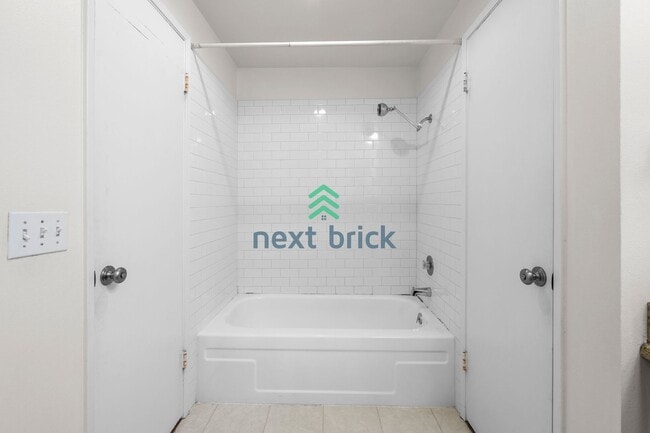 Building Photo - 2 BED & 1.75 BATH FOR RENT