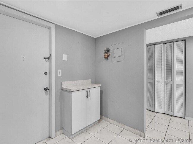 Building Photo - 1410 S Ocean Dr