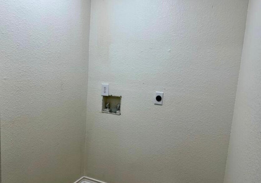 Building Photo - 1936 Bernice St