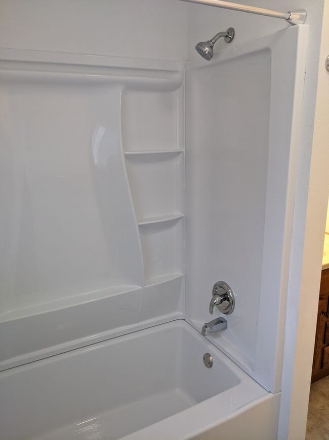 Building Photo - Large and recently remodeled 5 bedroom wit...