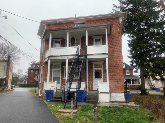 Building Photo - 1st Floor 1 Story 1 Bedroom 1 Bathroom Apa...