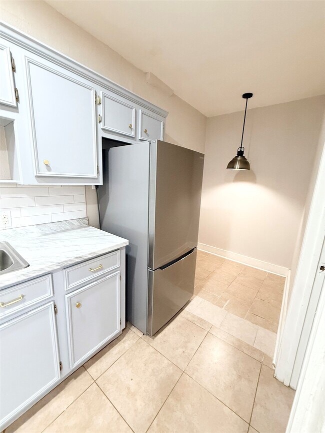Building Photo - 6109 Saxon Dr