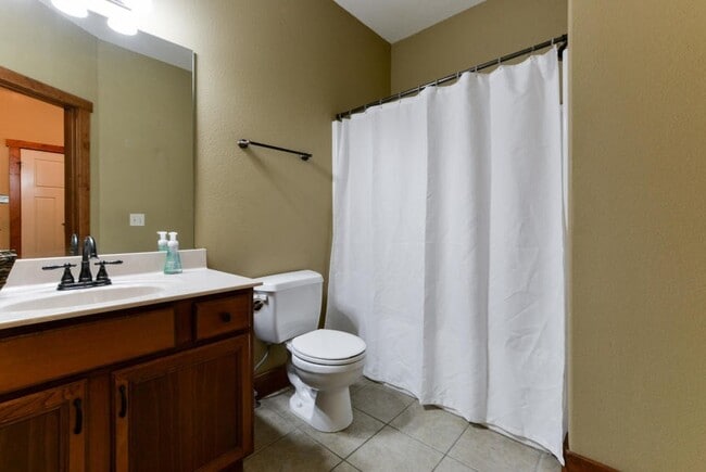 Building Photo - Beautiful 3 Bedroom 2.5 bathroom with gara...