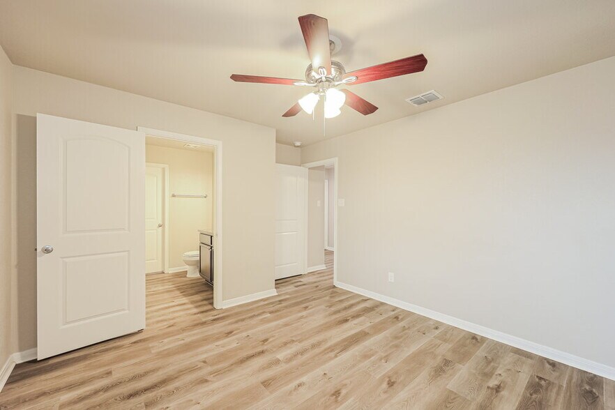 Building Photo - 6427 Woodcliff Bnd