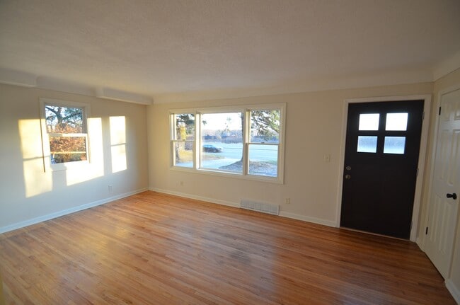 Building Photo - 612 Highway 55