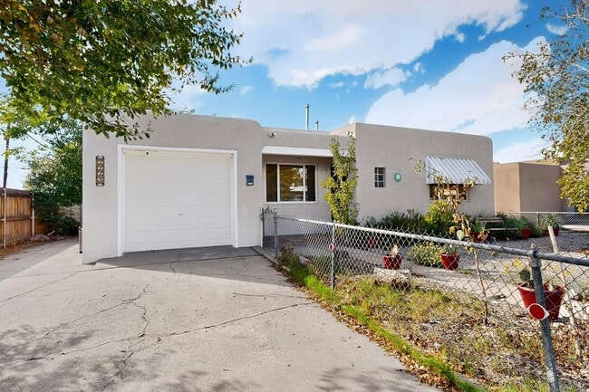 Building Photo - UPTOWN 2/bd 1/ba 1/cg 950/sf