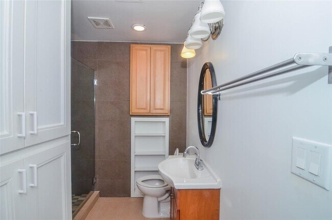 Building Photo - 2832 S Bartell Dr