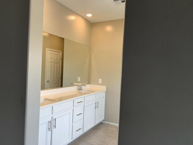 Building Photo - 3 Bedroom townhome in Mountains Edge