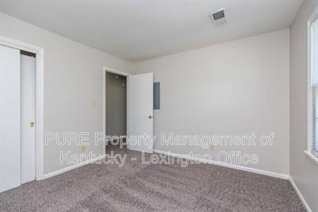 Building Photo - 3736 Camelot Dr