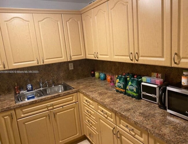 Building Photo - 1305 W 46th St