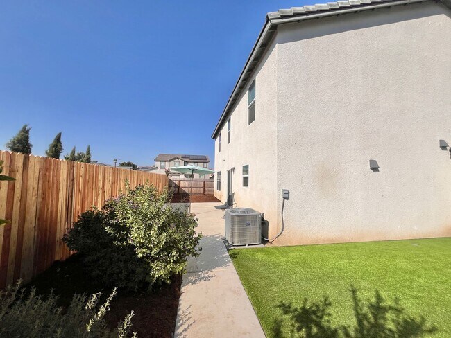 Building Photo - 1602 Dodder Dr