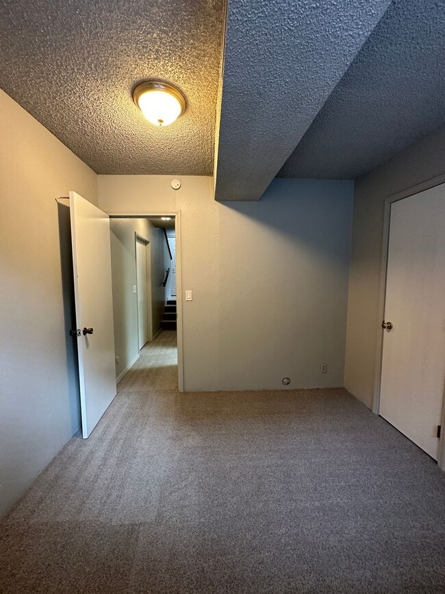 Building Photo - 336 Satus St