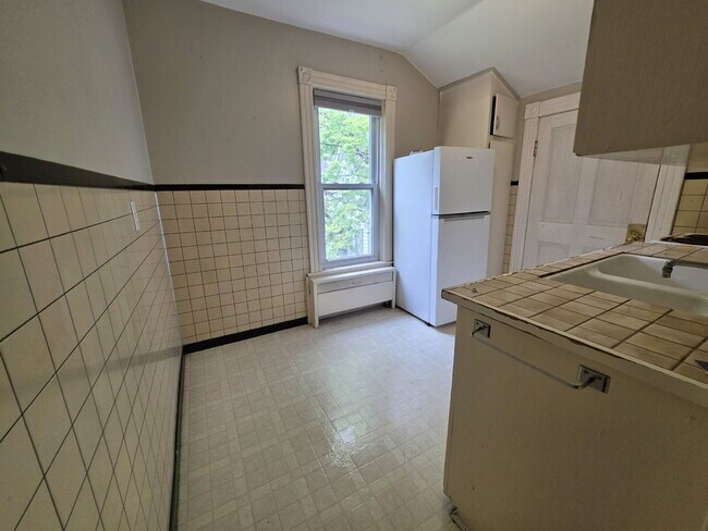 Building Photo - Bright 1 Bedroom Upper Unit Near UWEC, Water Street & Mayo Clinic – Available August 1st