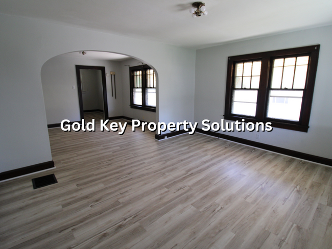 Building Photo - Spacious 2 BR 1 BA House with Central Air ...