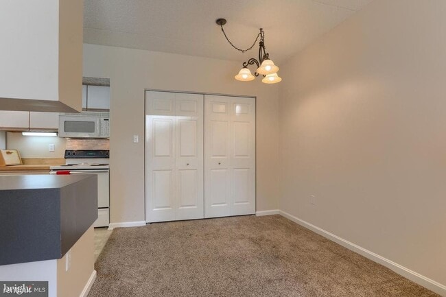 Building Photo - 1 br, 1 bath Condo - 804 Cherrington Dr