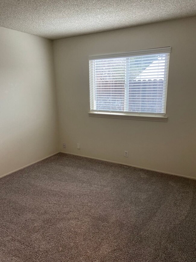 Building Photo - Super clean! 3 Bdrm, 2 Bath near Greenback & Trajan