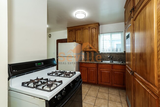 Building Photo - Single story 3BR/1BA home in convenient South Berkeley neighborhood.