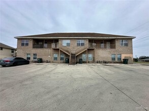 Building Photo - 3200 Hill Crest Dr
