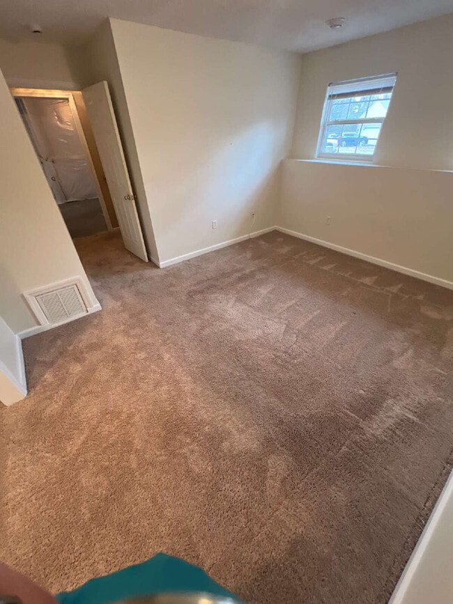 Building Photo - Split foyer home in Lancaster Gate with 3 bedrooms and 1 bathroom. 2 Bedrooms and Bathroom Upstai...