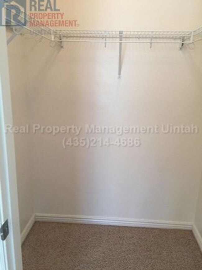 Building Photo - 3 Bed 2.5 Bath Townhome in Split Mountain.