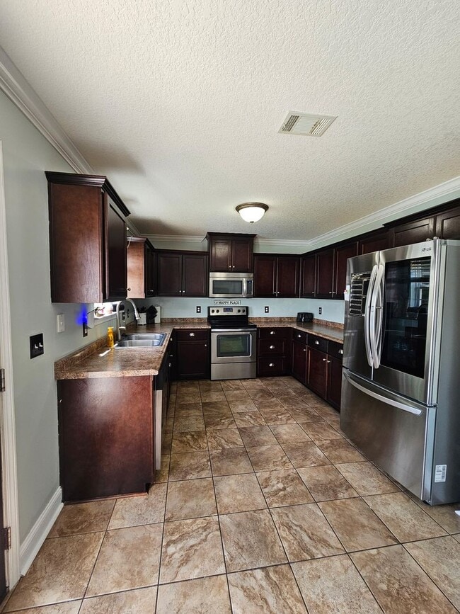 Building Photo - Spacious 5-Bedroom, 3-Bathroom Home for Re...