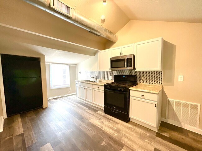 Building Photo - Spacious 2-Bedroom Home Steps from Restaur...