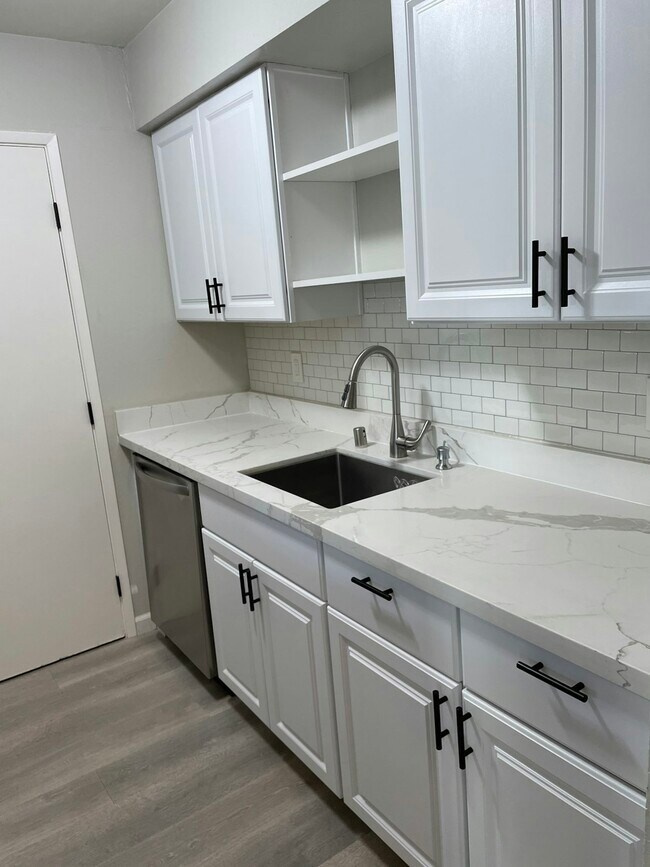 Building Photo - 1061 Mohr Ln