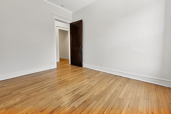 Building Photo - Large 3-bed/1-bath Apartment in the Heart of Rogers Park!