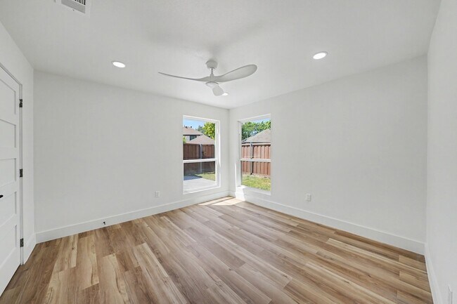Building Photo - 4001 Bullock Dr
