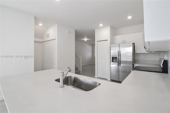 Building Photo - 2747 SE 25th Ave