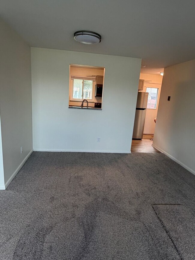 Building Photo - Riverside 2 bedroom/ 1.5 bath Newly Renovated