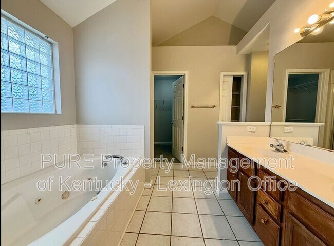 Building Photo - 552 Forest Hill Dr