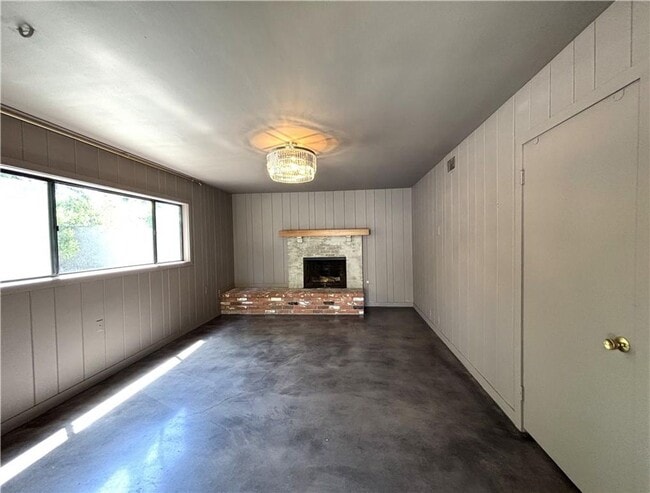 Building Photo - Beautiful 4 bedroom, 2 bathroom house with...
