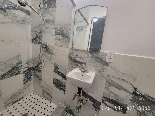 Building Photo - 160 Waverly St