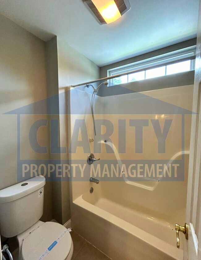 Building Photo - Beautiful three bedroom home in North Clev...