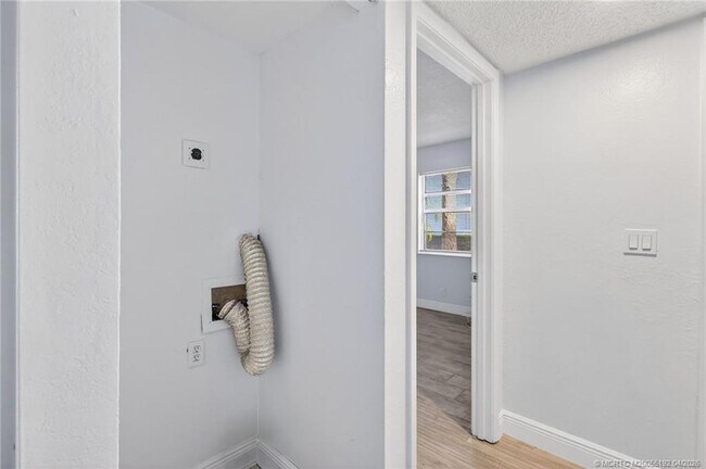 Building Photo - 1564 SE Royal Green Cir