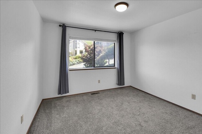 Building Photo - 5Bd/2.5Ba Everett Home