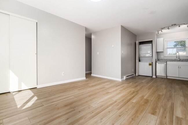 Building Photo - 721 Reinhard Ave