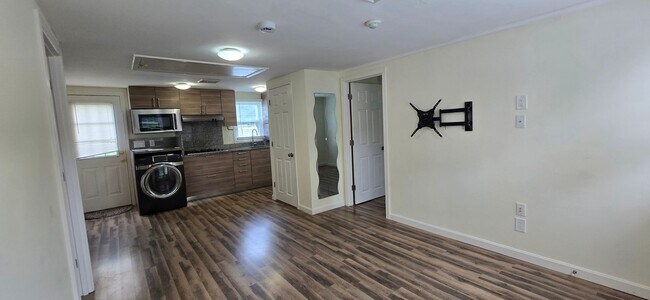 Building Photo - Charming 3BR First-Floor Condo – Walk to B...