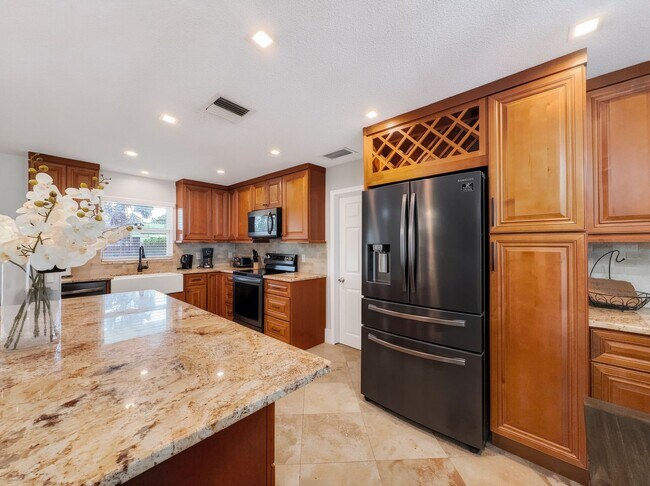 Building Photo - Discover the perfect Naples Park rental just minutes from the beach.