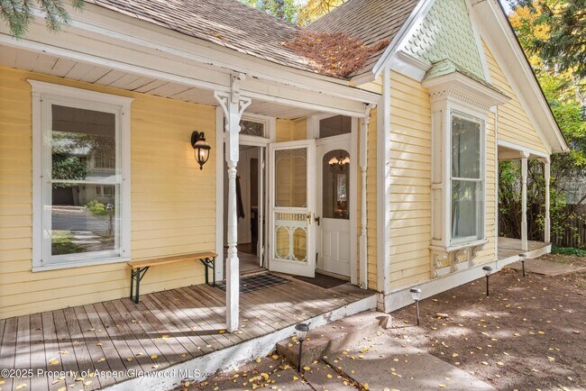 Building Photo - 406 W Smuggler St