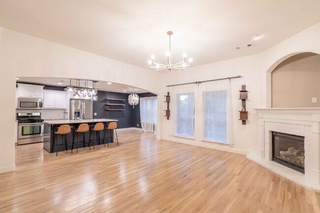 Building Photo - Large 3 Bed 2 Bath House in Broken Arrow - Available Mid March