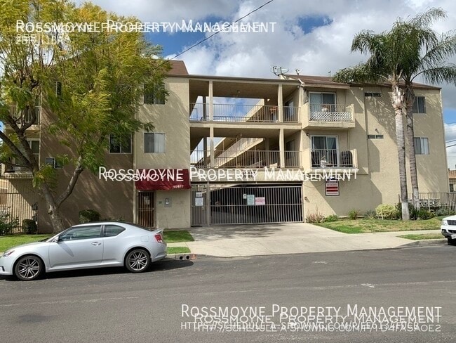 Primary Photo - 10817 White St