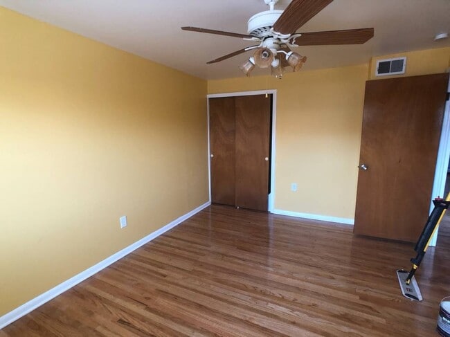 Building Photo - Newer & Modern 3 Bed., 1.5 Bath Home w/W/D...