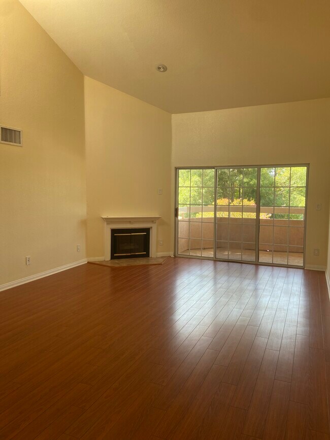 Building Photo - 435 E Valencia Ave