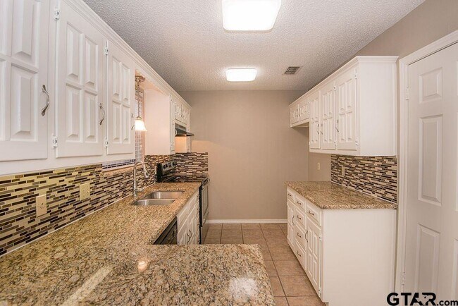 Building Photo - 5907 Hollytree Dr