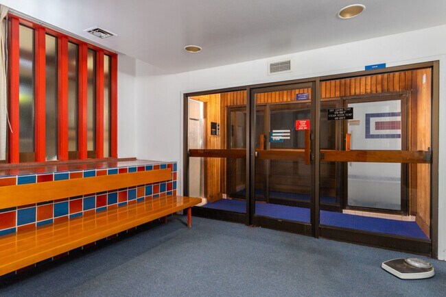 Building Photo - Sunny Studio in Resort Setting centrallly ...