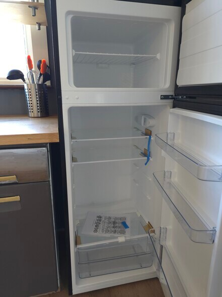 9 cubic foot fridge - 11 Ora St