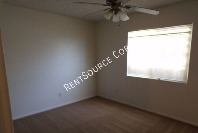 Building Photo - 2 Bedroom Duplex for Rent in Barstow