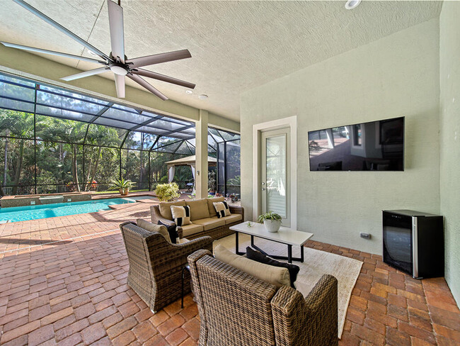 Building Photo - 5632 SW Pomegranate Way